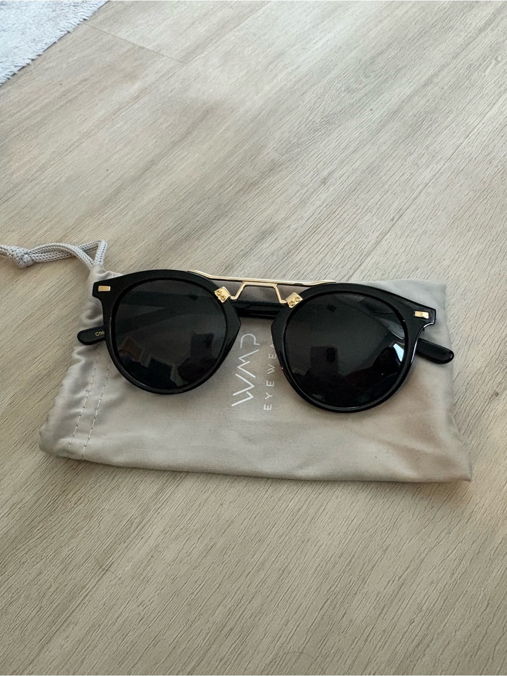 WMP Eyewear Black & Gold Round Sunglasses